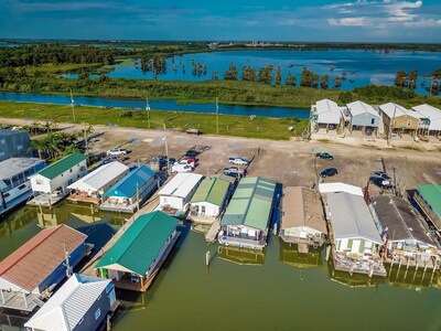 HOUSEBOAT (2br/1ba) RECENTLY RENOVATED, MAIN DOCK, Sleeps 7-9; Venice Marin