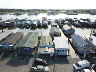 HOUSEBOAT (2br/1ba) RECENTLY RENOVATED, MAIN DOCK, Sleeps 7-9; Venice Marin