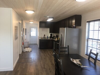 HOUSEBOAT (2br/1ba) RECENTLY RENOVATED, MAIN DOCK, Sleeps 7-9; Venice Marin
