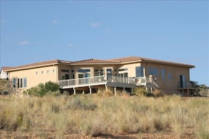 Gorgeous Home Provides Amazing View of Lake Powell