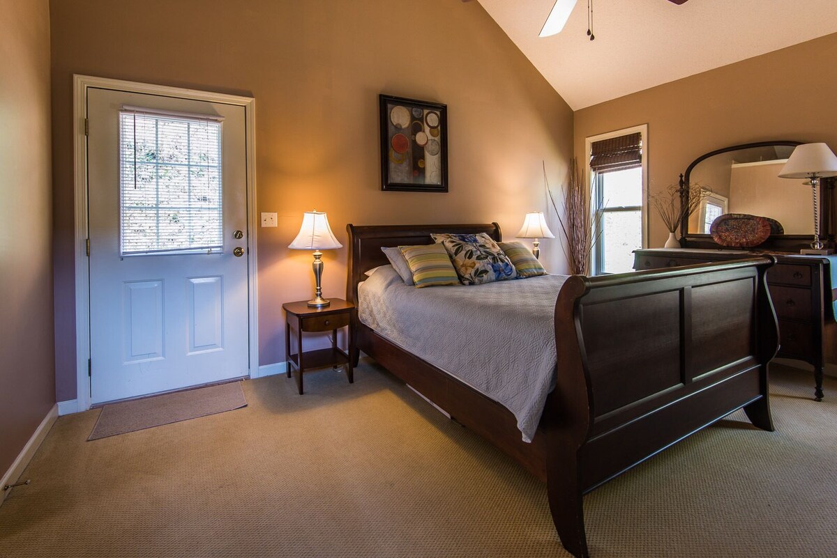 Private Gorgeous Mountain View Chalet- SUPER RATES