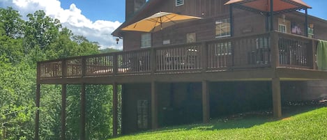 Large cabin on an acre of property. This cabin and property is like no other. 