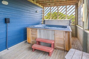 Surf or Sound Realty - 235 - Sounds Good - Hot Tub
