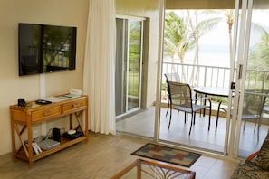 TV and front lanai overlooking ocean