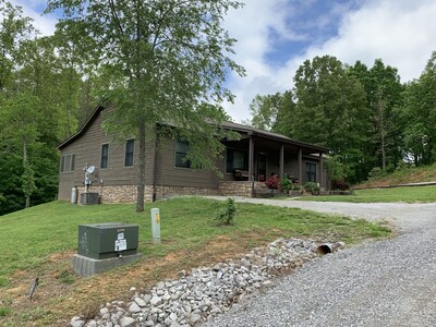 Big Bear Cabin! Beautiful cabin near Dale Hollow Lake!