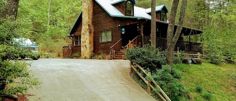 Lazy Bear's Den Smoky Mountain Cabin