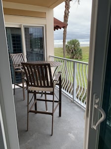 January Special! Beautiful Large Condo on the beach! Private Balcony!