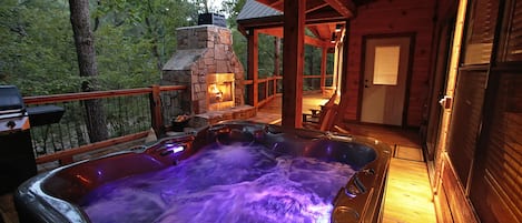 Deck with Hot-Tub & Fireplace