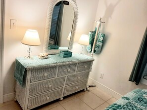 BEDROOM #1. 
QUEEN BED
DRESSER
CEDAR CLOSET