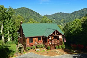 Secluded luxurious mountain log cabin but only 4 miles to downtown Boone!