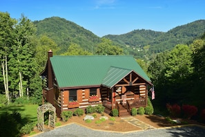 Secluded luxurious mountain log cabin but only 4 miles to downtown Boone!