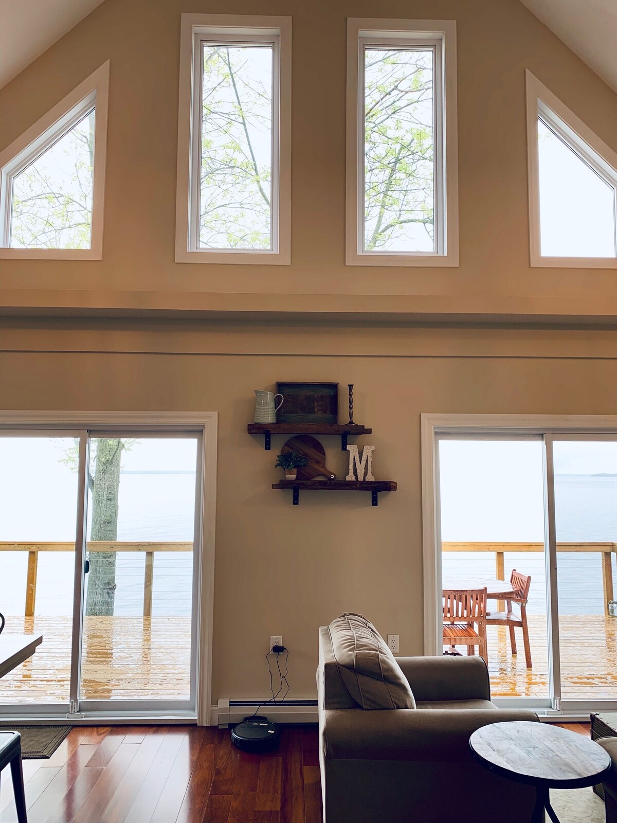 Waterfront Lake House – built in 2017 with private shoreline & dog friendly