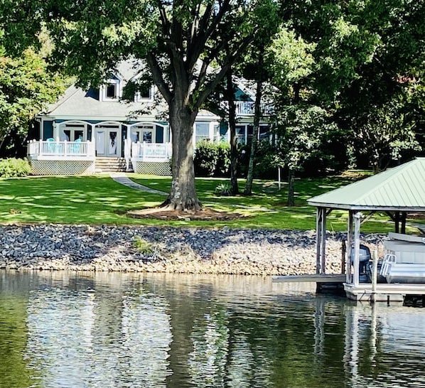 Lakefront with your own private boat dock⚓️