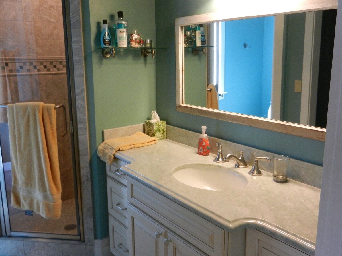 Renovated 2BR, 2 Ba + Den Carmel Charmer – Gingerbread Cottage