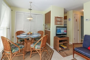 Garden Apartment 3 Dining Area