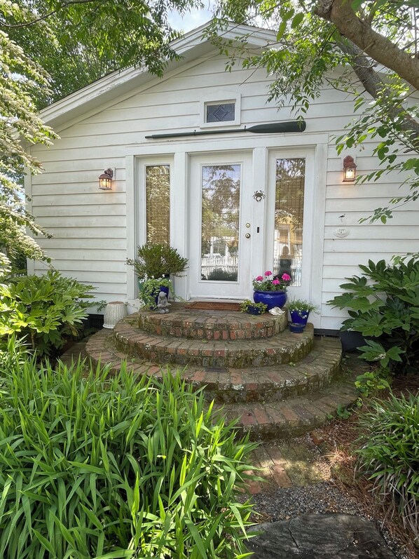 Private “Secret Garden” entrance 🌳