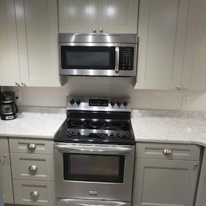 Updated full size kitchen