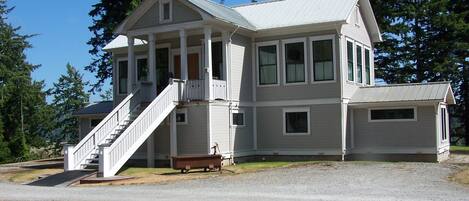 Randolph School -Overlooks Coquille River sleeps 10-(5) queen beds