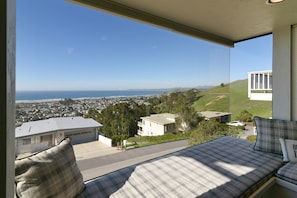 Front window alcove for relaxing and enjoying the panoramic views.