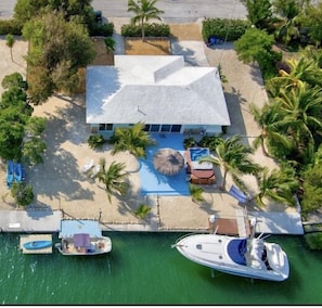 Enjoy space and privacy at our deep water, canal home in the heart of Marathon