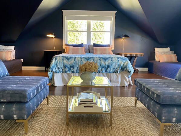 Amazingly comfortable king Tempur-pedic bed with vineyard + countryside views.