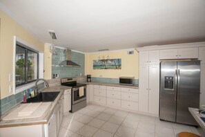 Full Kitchen 