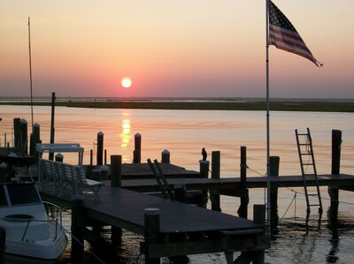 Play On Bay, 9 Bedroom Waterfront Beach House,Relaxing,Crabbing,Fishing,Golf,AC