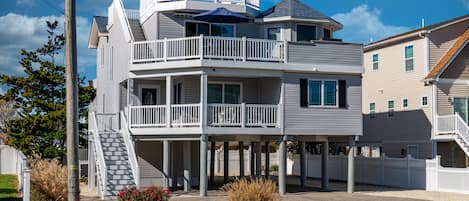 DELUXE BEACH HOUSE DOUBLE SIZE LOT LOTS OF PARKING ON PROPERTY
