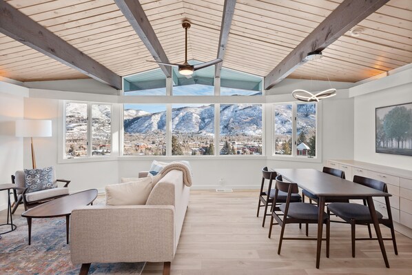 Great room overlooking mountain