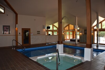 Trail Creek 3 bed 2.5 bath Sauna/Jet Tub/pool/hot tub ski home on shuttle 