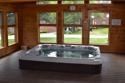 Trail Creek 3 bed 2.5 bath Sauna/Jet Tub/pool/hot tub ski home on shuttle 