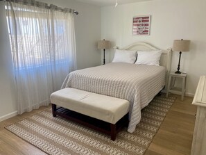 Main bedroom #1
Queen comfy bed
Lots of light, huge closet
