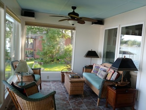 Sun room overlooking the lake - exquisite