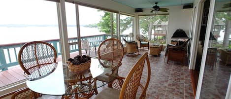 Sun room overlooking the lake - exquisite