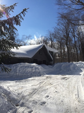 Stratton ski house driveway