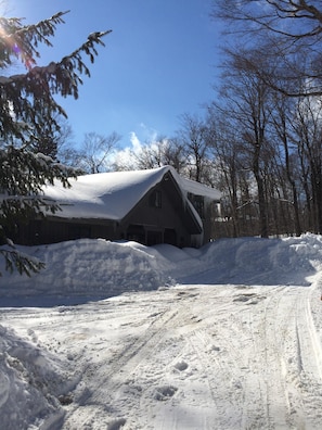 Stratton ski house driveway