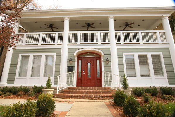 Music City Mansion 