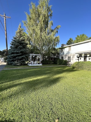 Roney Guest House Front Yard with Parking