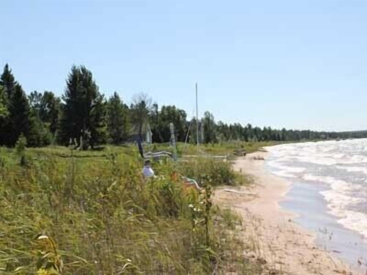 On Lake Michigan, family friendly,great location near bridge/island/attractions