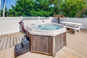 Surf-or-Sound-Realty-Serenity-Cove-740-Hot-Tub