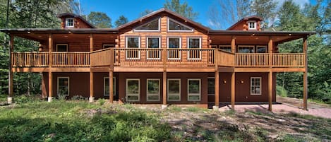 Fabulous Newly Custom Built Log Home With Over 4000 Sq Ft Of Living Space!