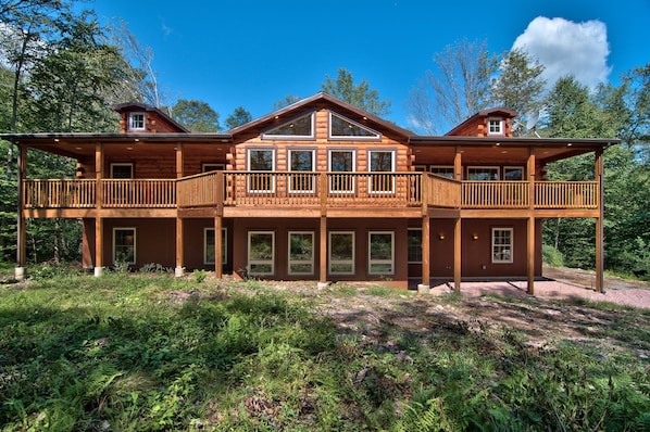 Fabulous Newly Custom Built Log Home With Over 4000 Sq Ft Of Living Space!