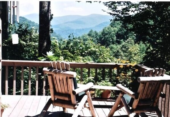 Stunning View, Secluded
Luxury Treehouse, Resort
Park, Appalachian Trail 
