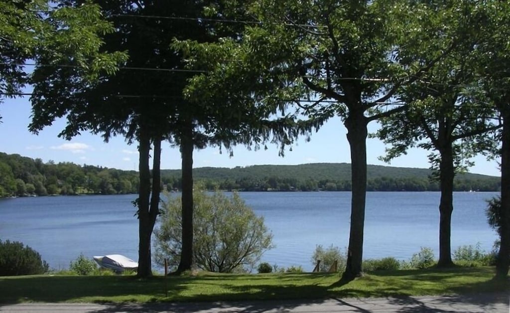 Cozy Lakefront Home on Beautiful Crystal Lake, Minutes from Elk
