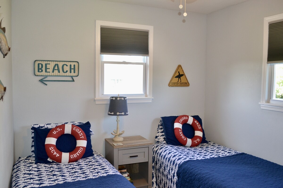 Cozy Beach Cottage! Pet Friendly! Booking now for 2024!