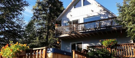 Steller Jay Chalet #1 -stairs, 3 levels w hot tub, books here- 1 of 3 chalets