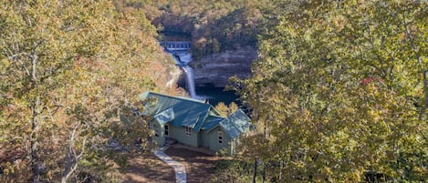 THE FINEST LOCATION in MENTONE, ALABAMA
VRBO.com/1213591
ATOP LOOKOUT MOUNTAIN