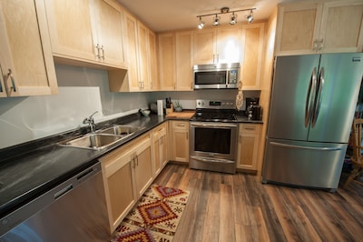 Downtown Cypre Suite - Newly Renovated, Spacious 3 Bedroom Unit