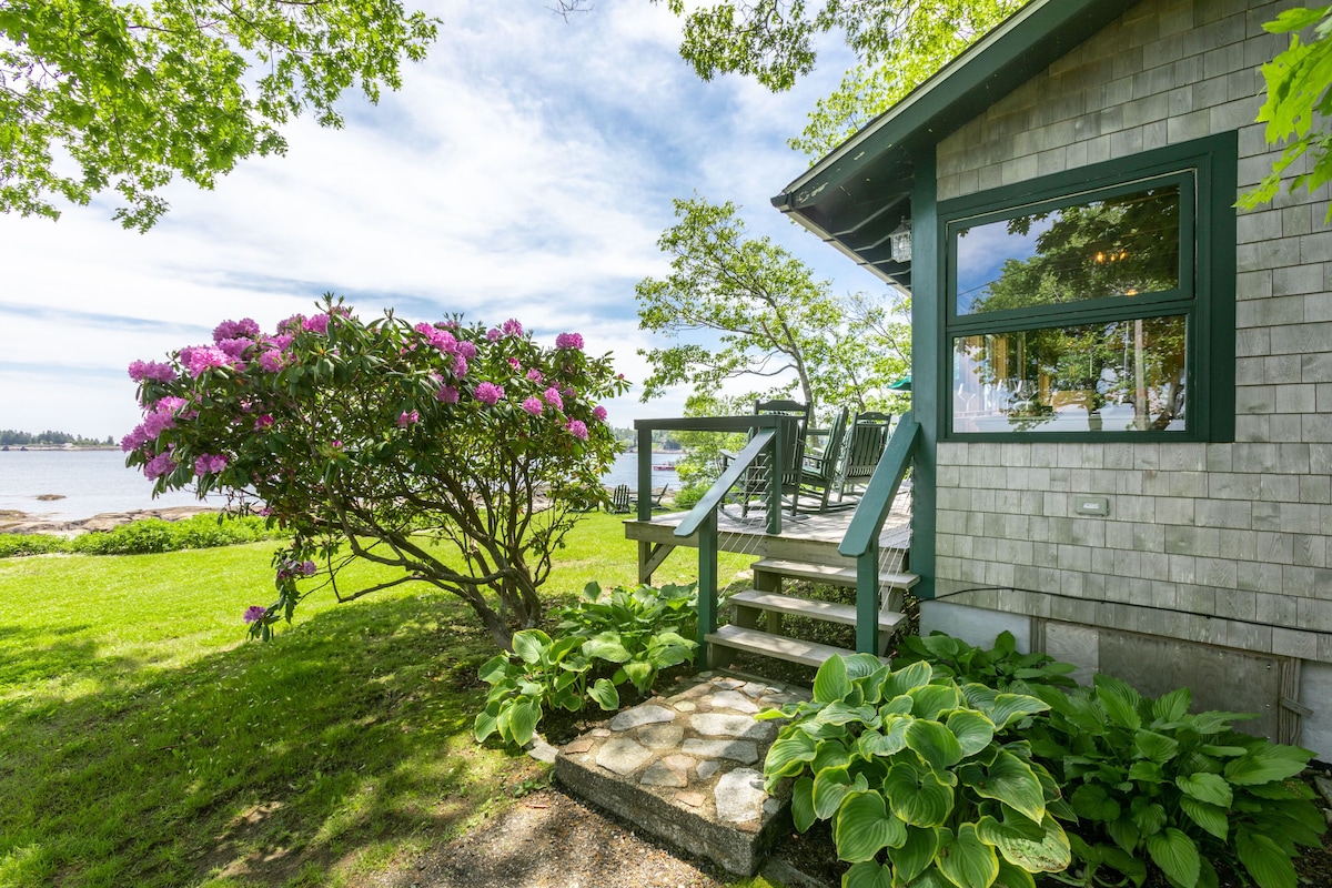 The Moonlight Cottage: At The Water’s Edge With Beaches And Atlantic Views