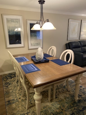 Dining Area - Seats 4 